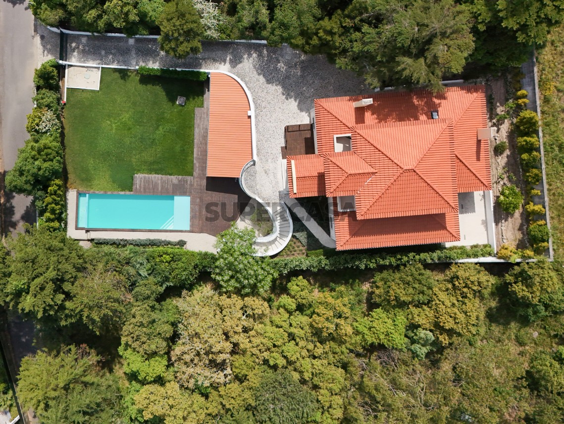 Vista aérea da moradia com jardim amplo, piscina e privacidade total, Moradia T4 + 1 | Cascais