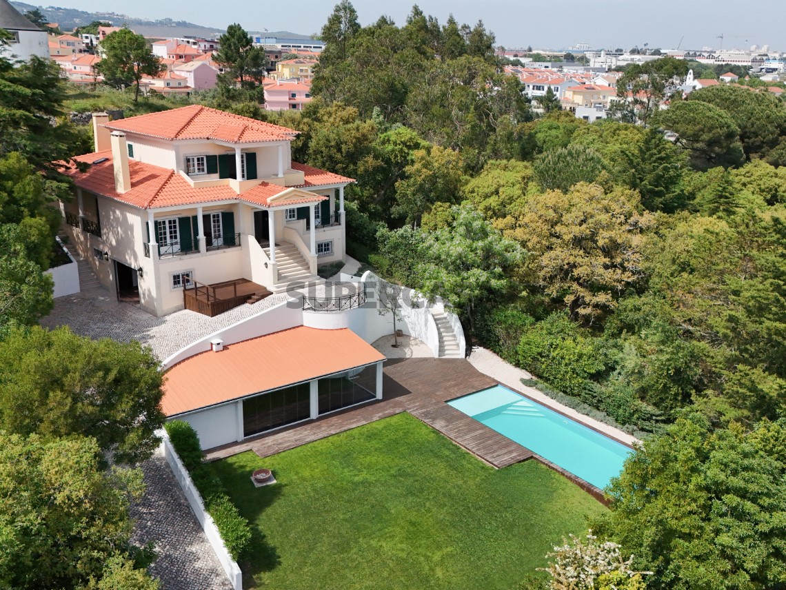 Moradia isolada com piscina, jardim e vista desafogada sobre a zona, Moradia T4 + 1 | Cascais