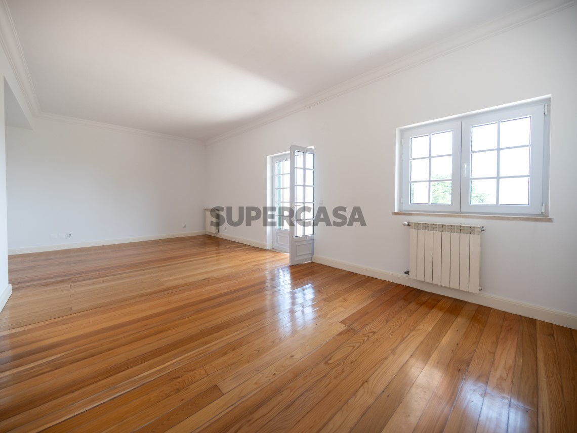 Sala espaçosa com luz natural e pavimento em madeira, Moradia T4 + 1 | Cascais
