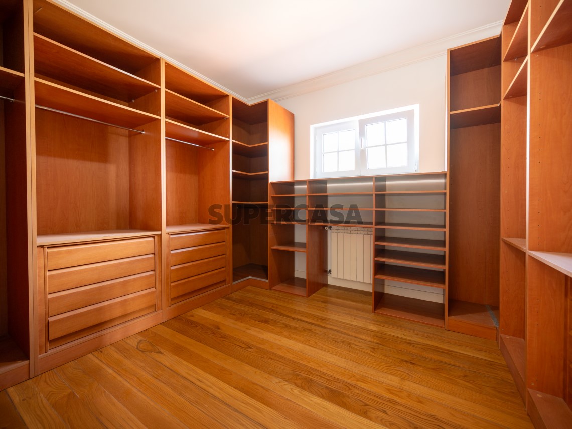Closet amplo com arrumação embutida e acabamentos em madeira, Moradia T4 + 1 | Cascais