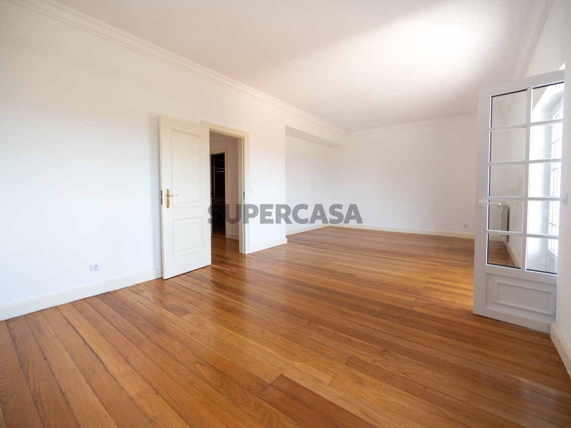 Sala ampla com acesso direto ao exterior e boa luminosidade, Moradia T4 + 1 | Cascais