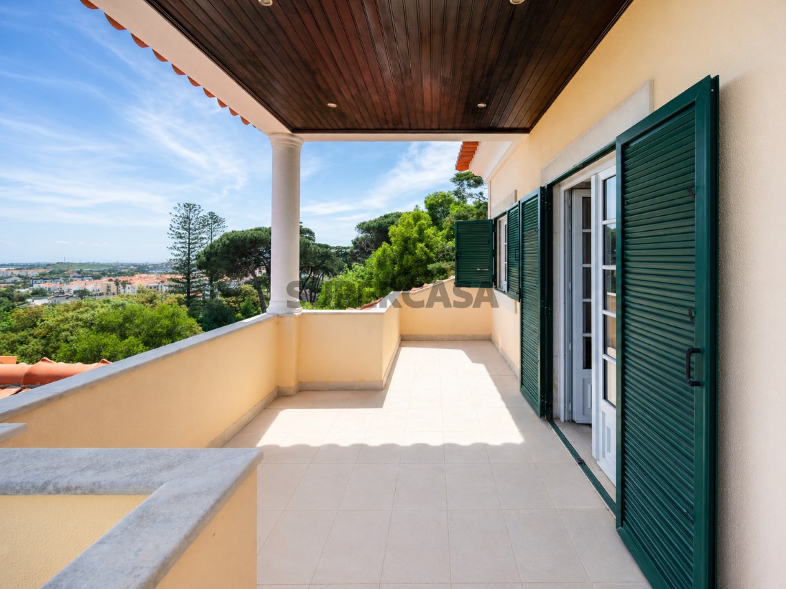 Varanda com vista aberta e ligação direta ao interior, Moradia T4 + 1 | Cascais