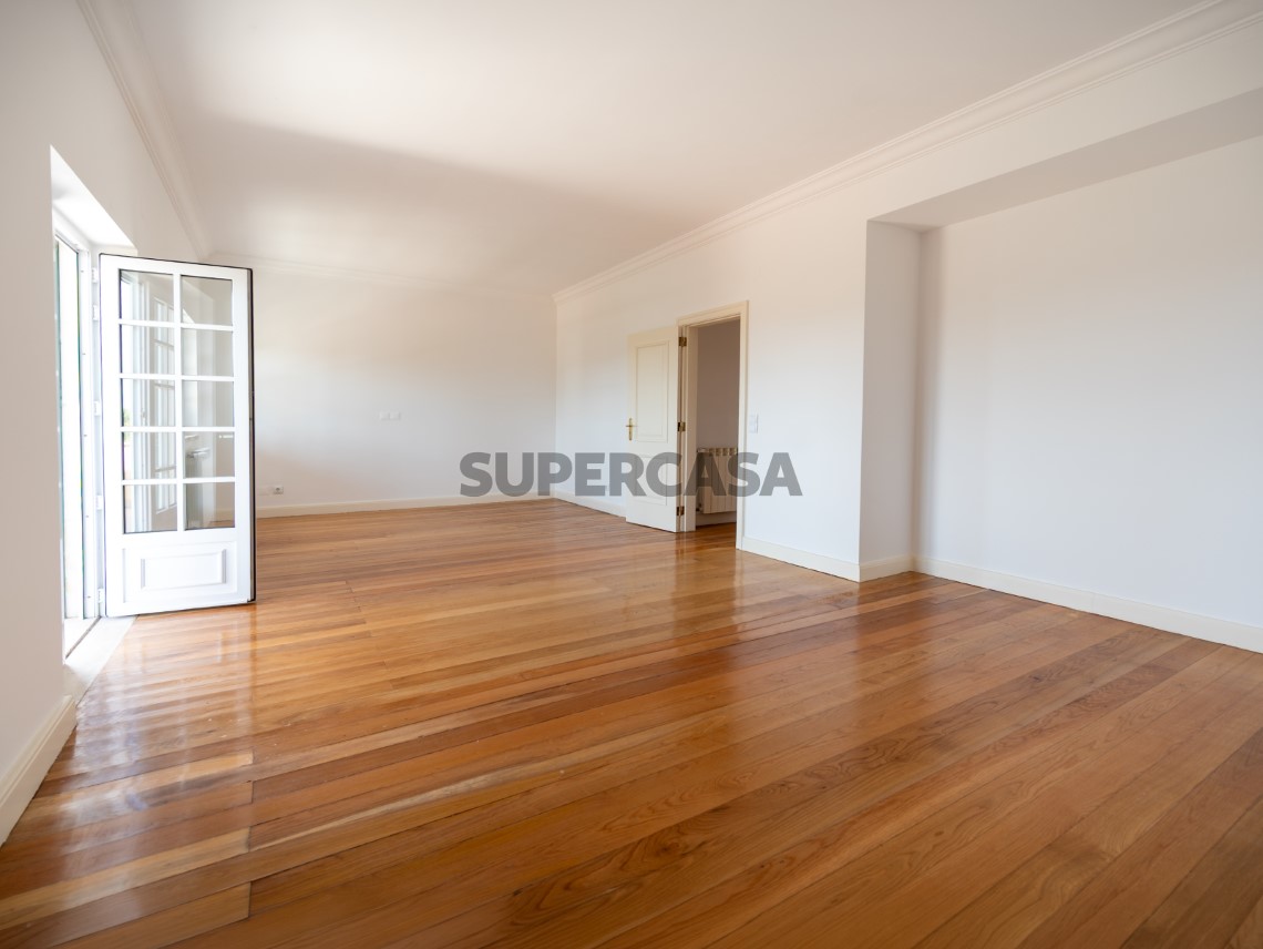 Espaço amplo com acesso exterior e potencial para várias utilizações, Moradia T4 + 1 | Cascais