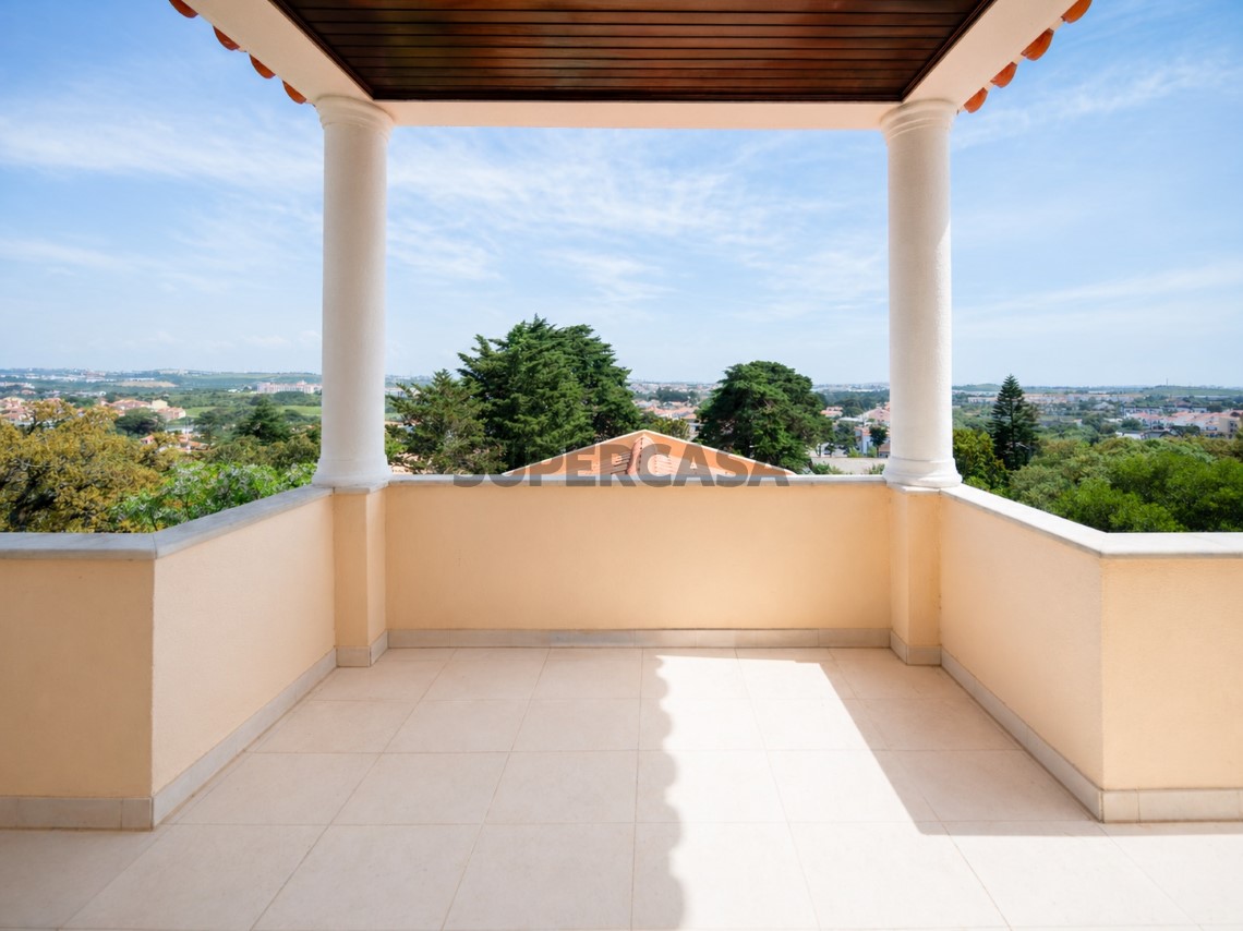 Terraço coberto com vista desafogada sobre a envolvente, Moradia T4 + 1 | Cascais