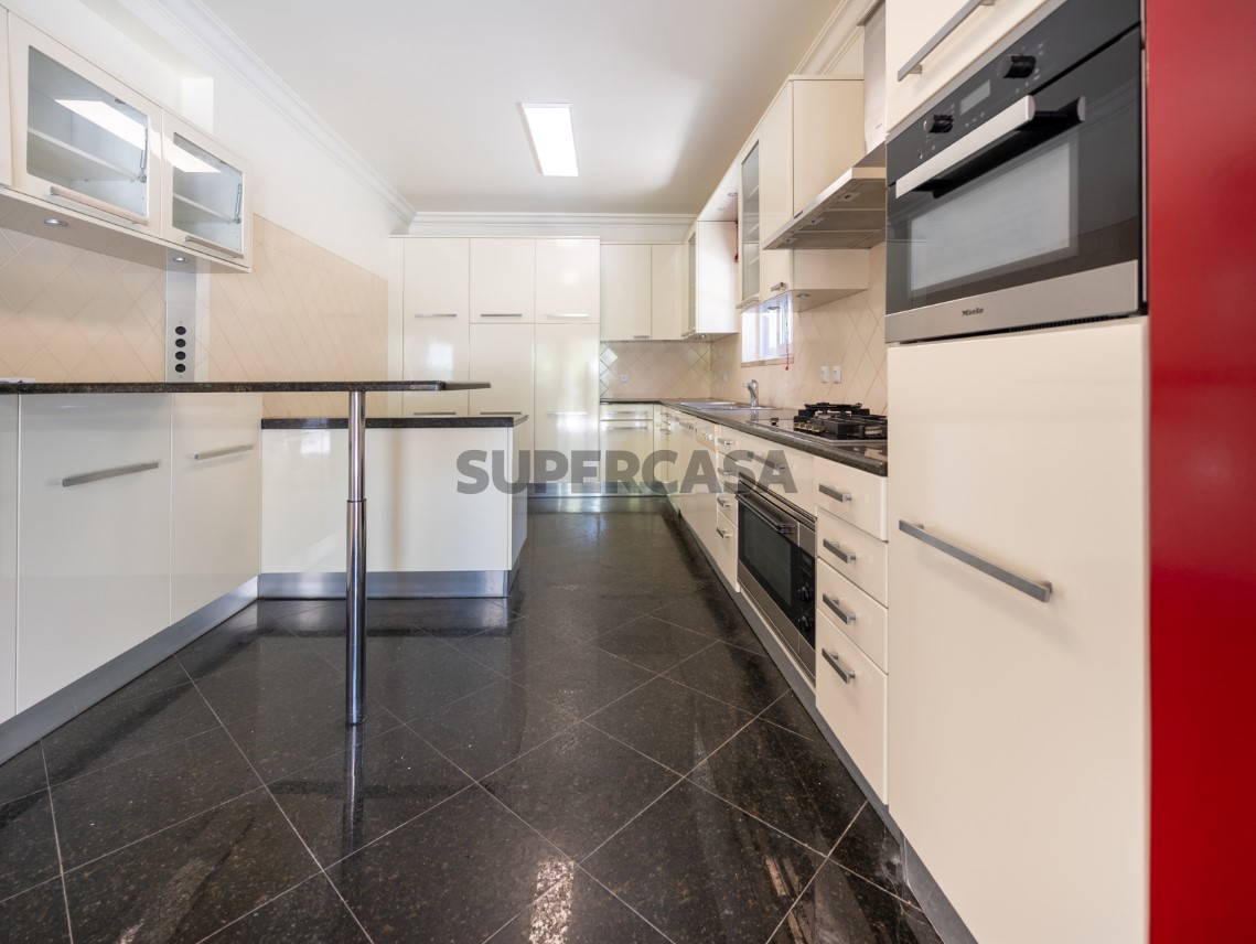 Cozinha equipada com layout funcional e bastante arrumação, Moradia T4 + 1 | Cascais