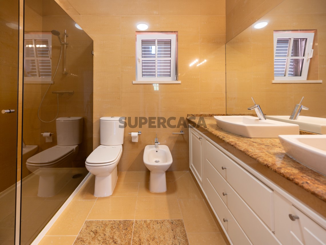 Casa de banho completa com base de duche e luz natural, Moradia T4 + 1 | Cascais