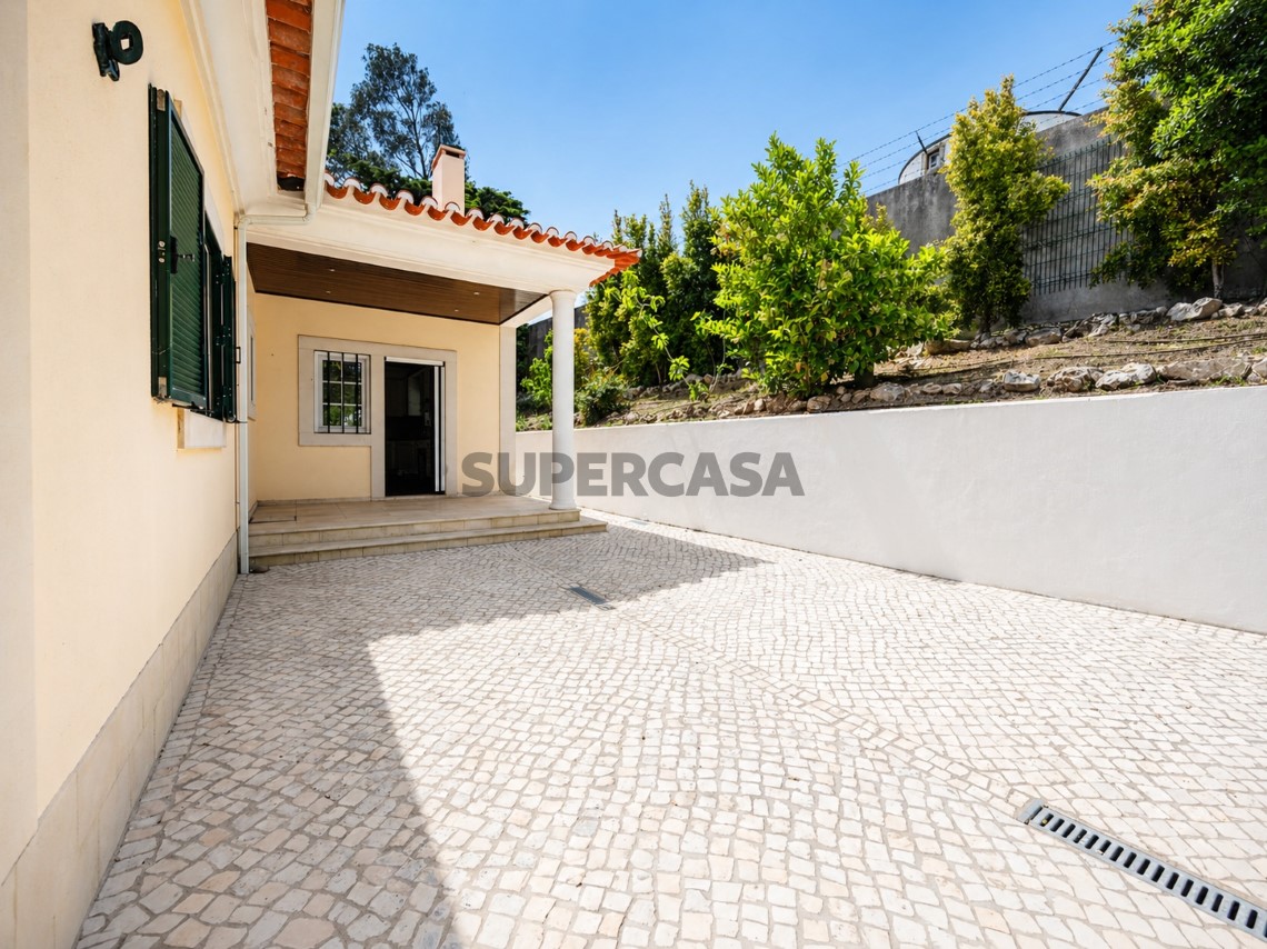 Anexo exterior com acesso independente e espaço versátil, Moradia T4 + 1 | Cascais