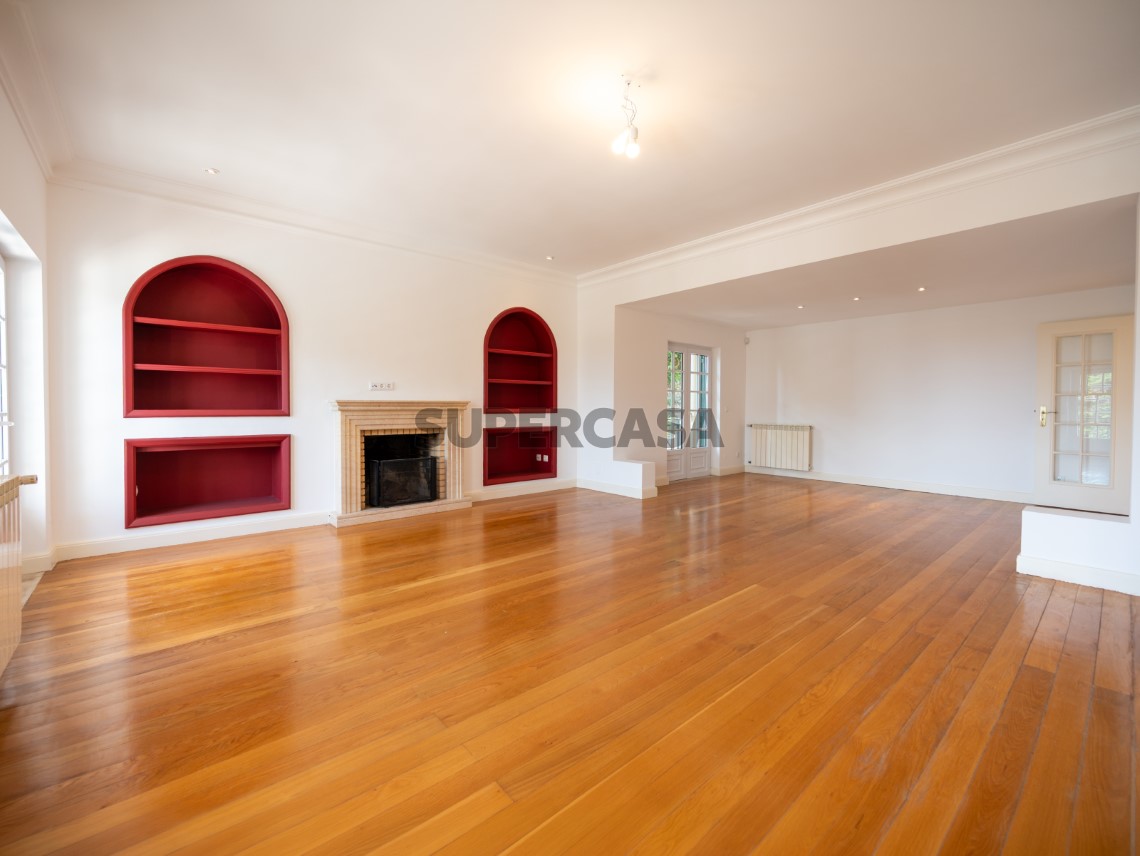 Sala de estar com lareira e detalhes arquitetónicos de destaque, Moradia T4 + 1 | Cascais