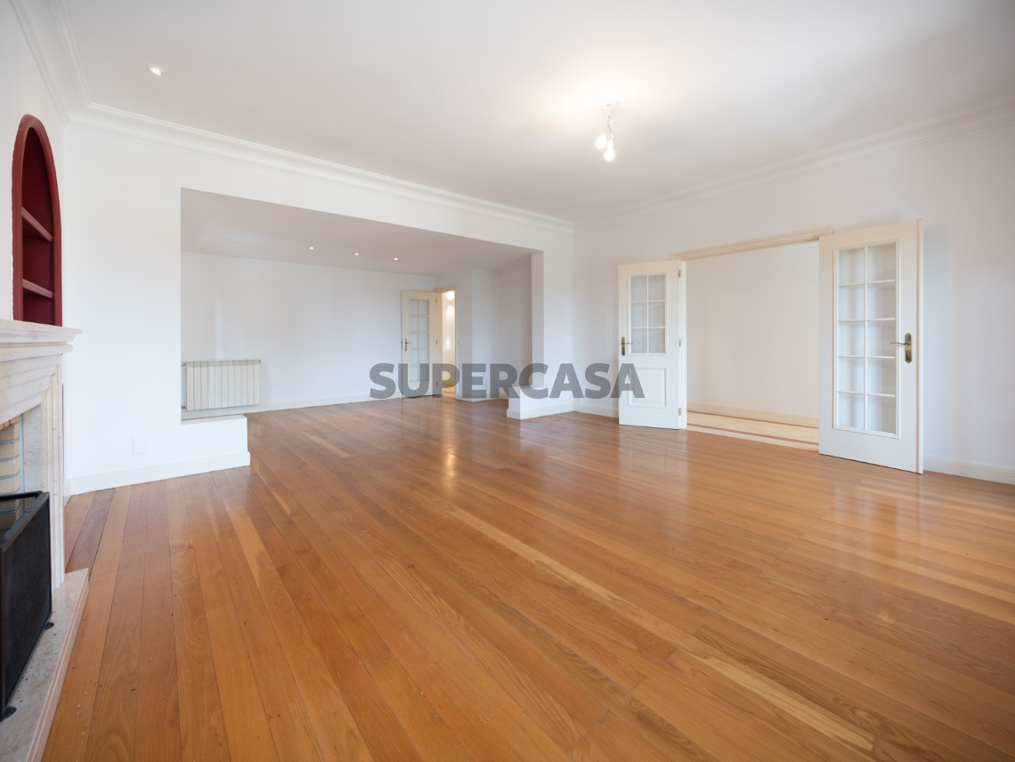 Sala generosa com ligação fluida entre espaços e muita luz natural, Moradia T4 + 1 | Cascais