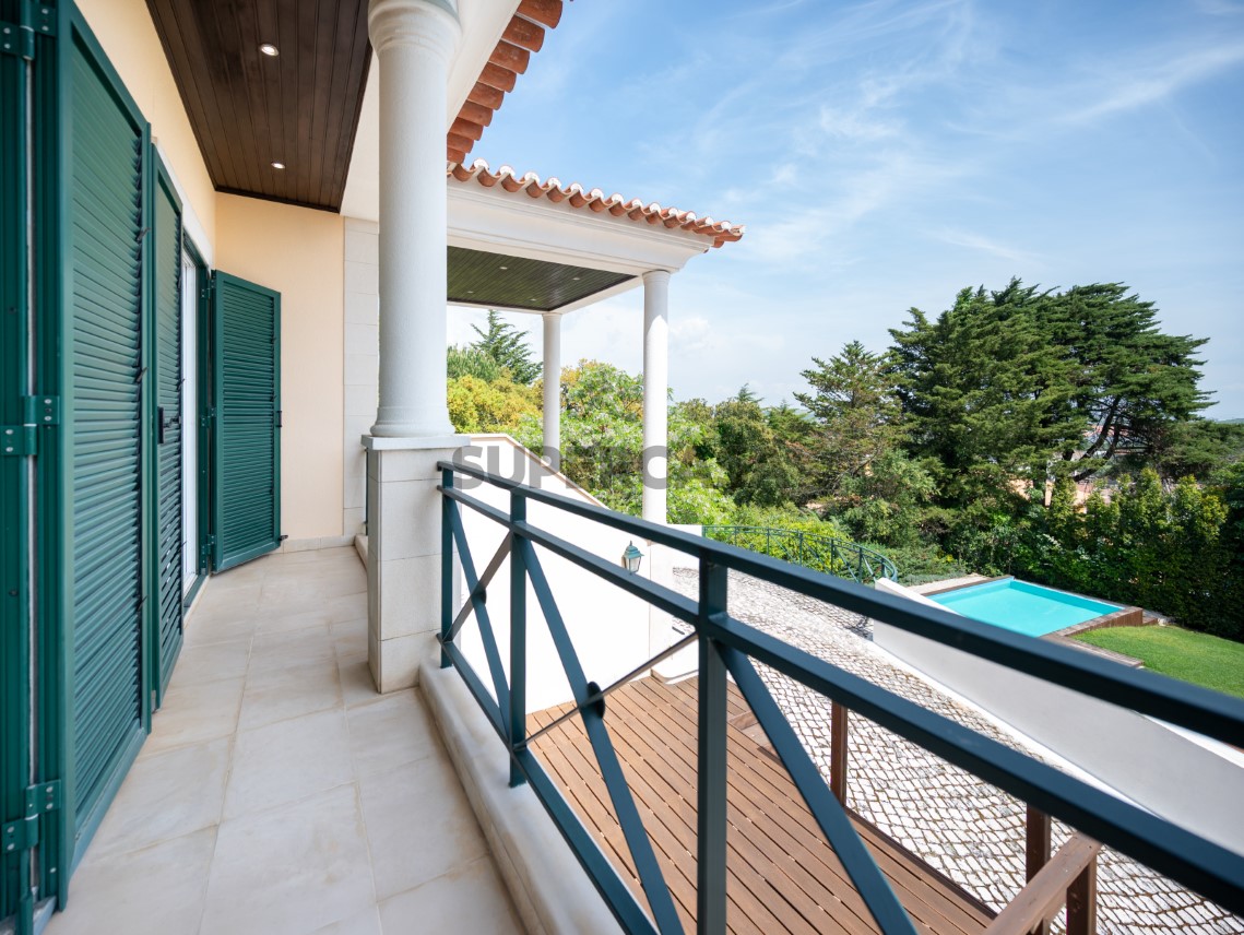 Varanda coberta com vista verde e ligação ao jardim, Moradia T4 + 1 | Cascais