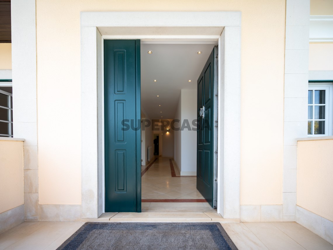 Entrada elegante com acesso amplo e acolhedor, Moradia T4 + 1 | Cascais
