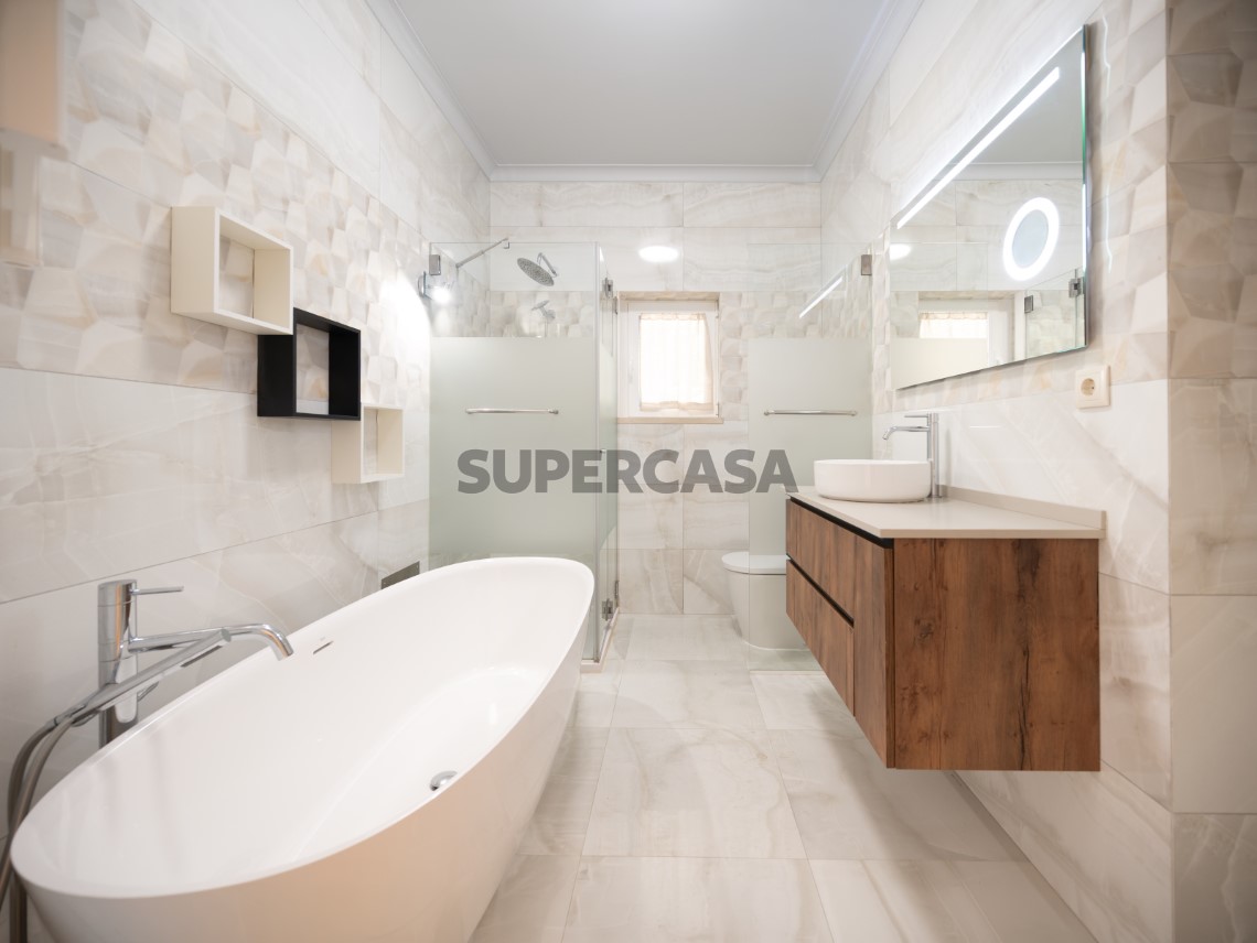 Casa de banho moderna com acabamentos atuais e base de duche, Moradia T4 + 1 | Cascais