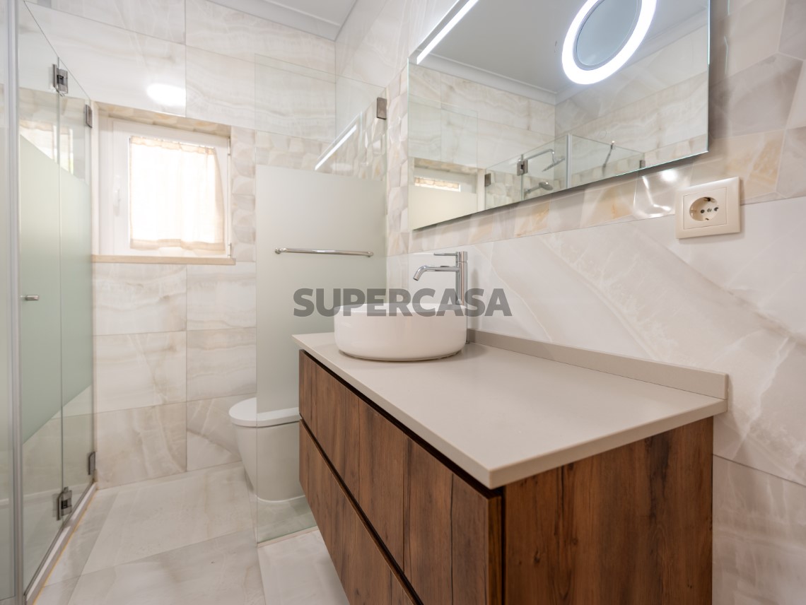 Casa de banho contemporânea com móvel suspenso e boa iluminação, Moradia T4 + 1 | Cascais