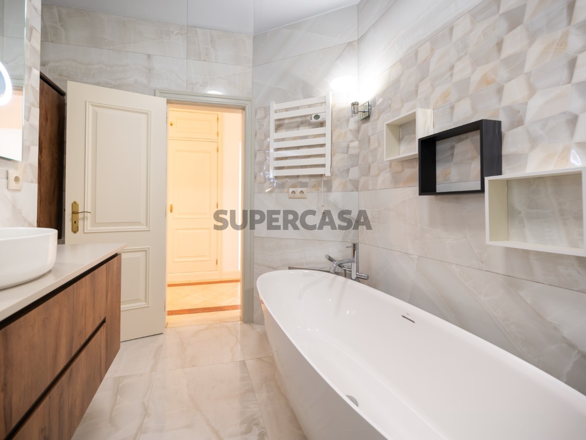 Casa de banho completa com banheira e acabamentos neutros, Moradia T4 + 1 | Cascais