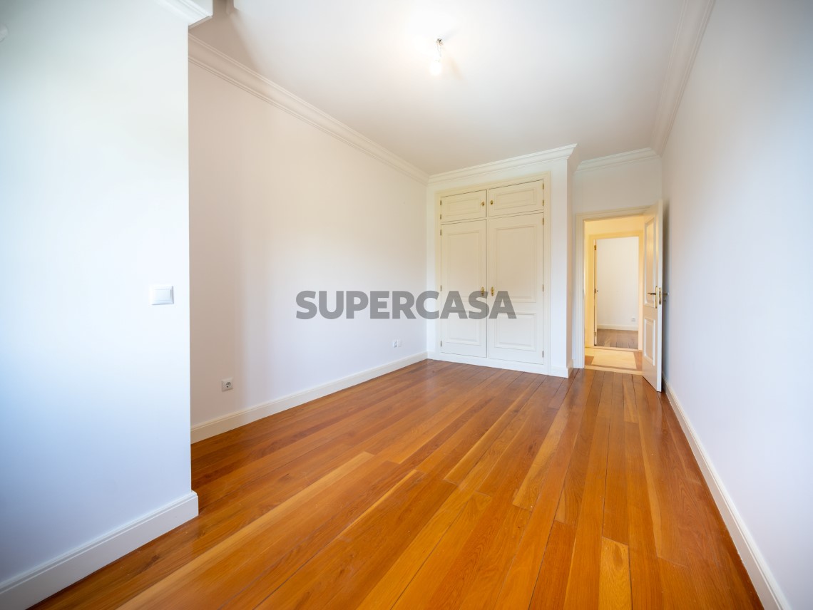 Quarto amplo com roupeiro embutido e pavimento em madeira, Moradia T4 + 1 | Cascais