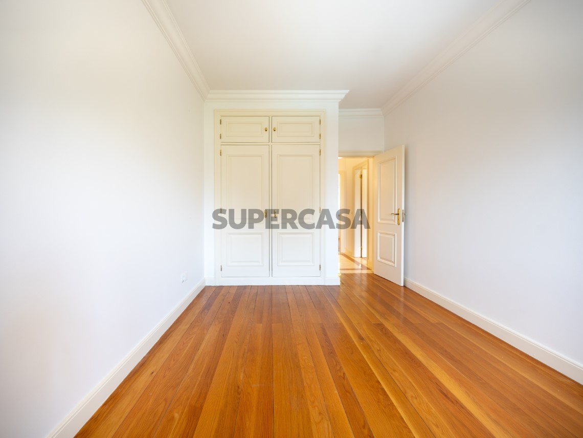 Quarto luminoso com roupeiro e excelente aproveitamento de espaço, Moradia T4 + 1 | Cascais