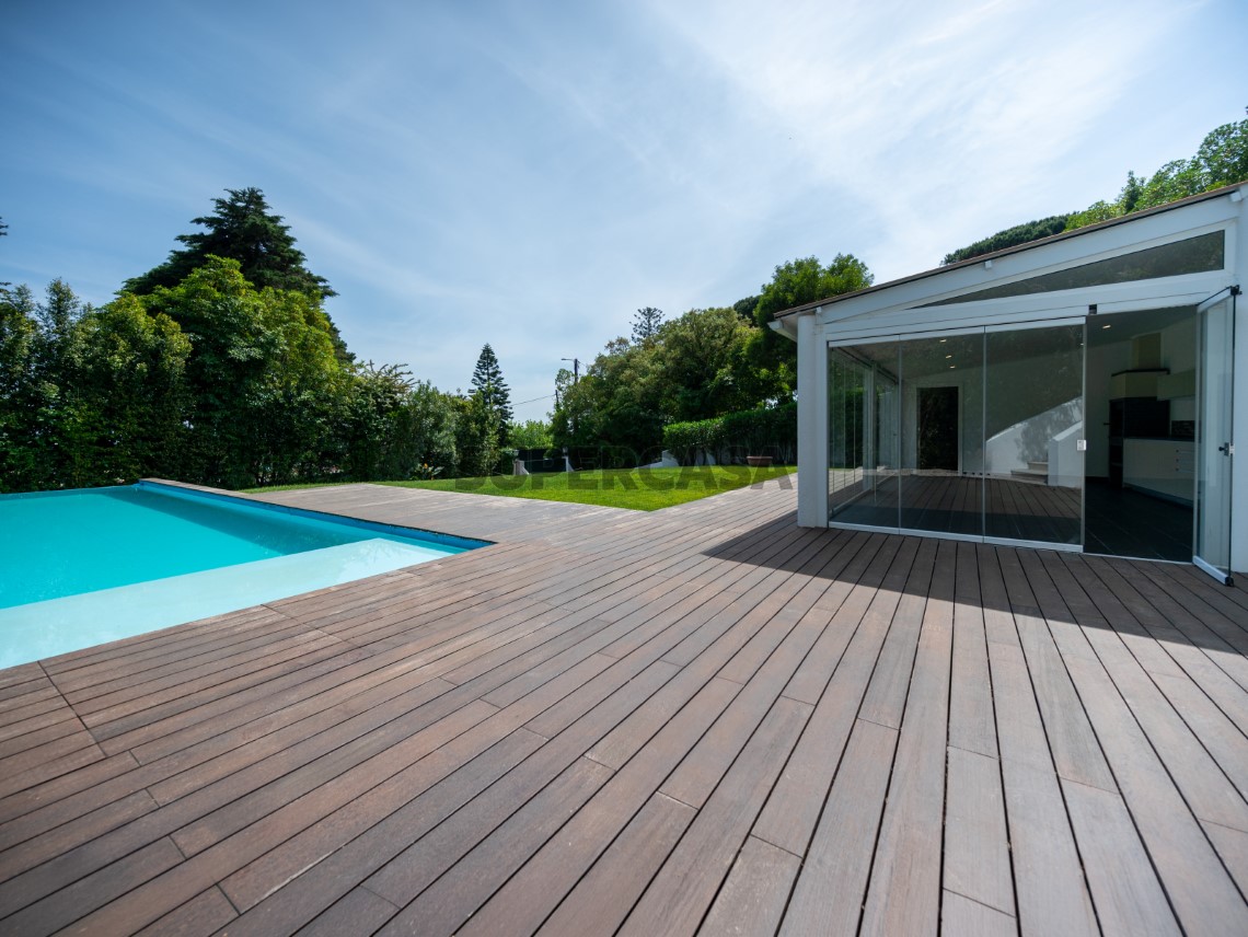 Terraço em deck com piscina e zona lounge, ideal para momentos ao ar livre, Moradia T4 + 1 | Cascais
