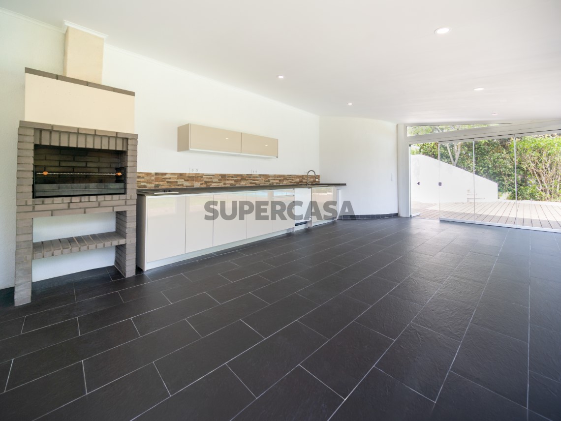 Espaço amplo com churrasqueira interior e potencial para convívio, Moradia T4 + 1 | Cascais