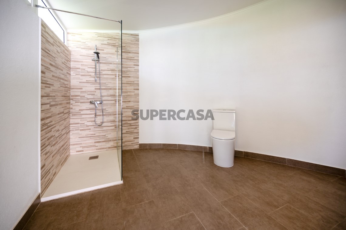 Casa de banho com base de duche e acabamentos modernos, Moradia T4 + 1 | Cascais