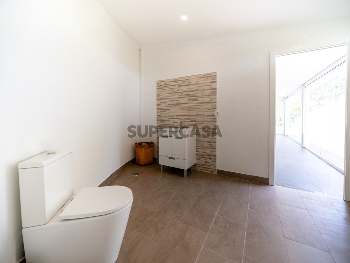 Casa de banho funcional com acesso direto ao exterior, Moradia T4 + 1 | Cascais