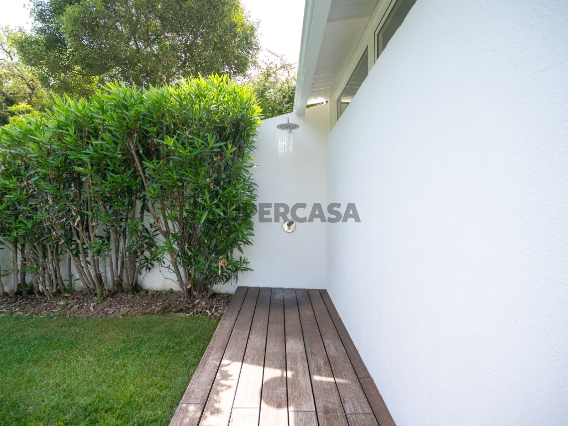 Jardim lateral reservado com acesso direto e zonas verdes, Moradia T4 + 1 | Cascais