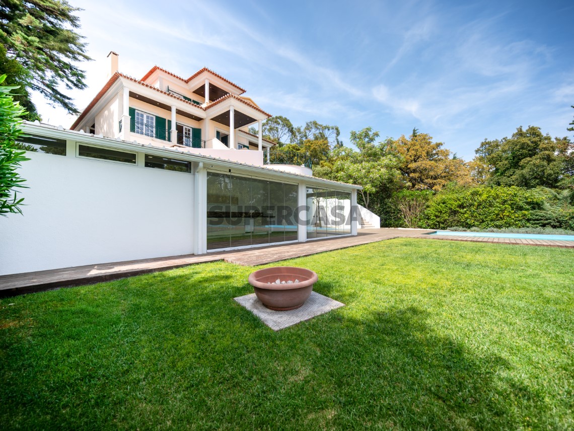 Jardim amplo com relvado e excelente privacidade, Moradia T4 + 1 | Cascais