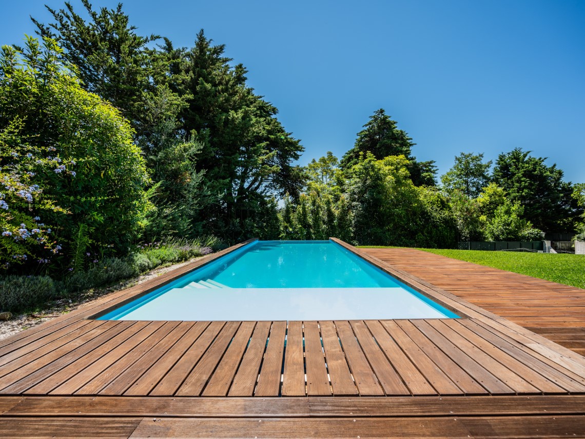 Piscina envolvida por deck e jardim, perfeita para lazer, Moradia T4 + 1 | Cascais