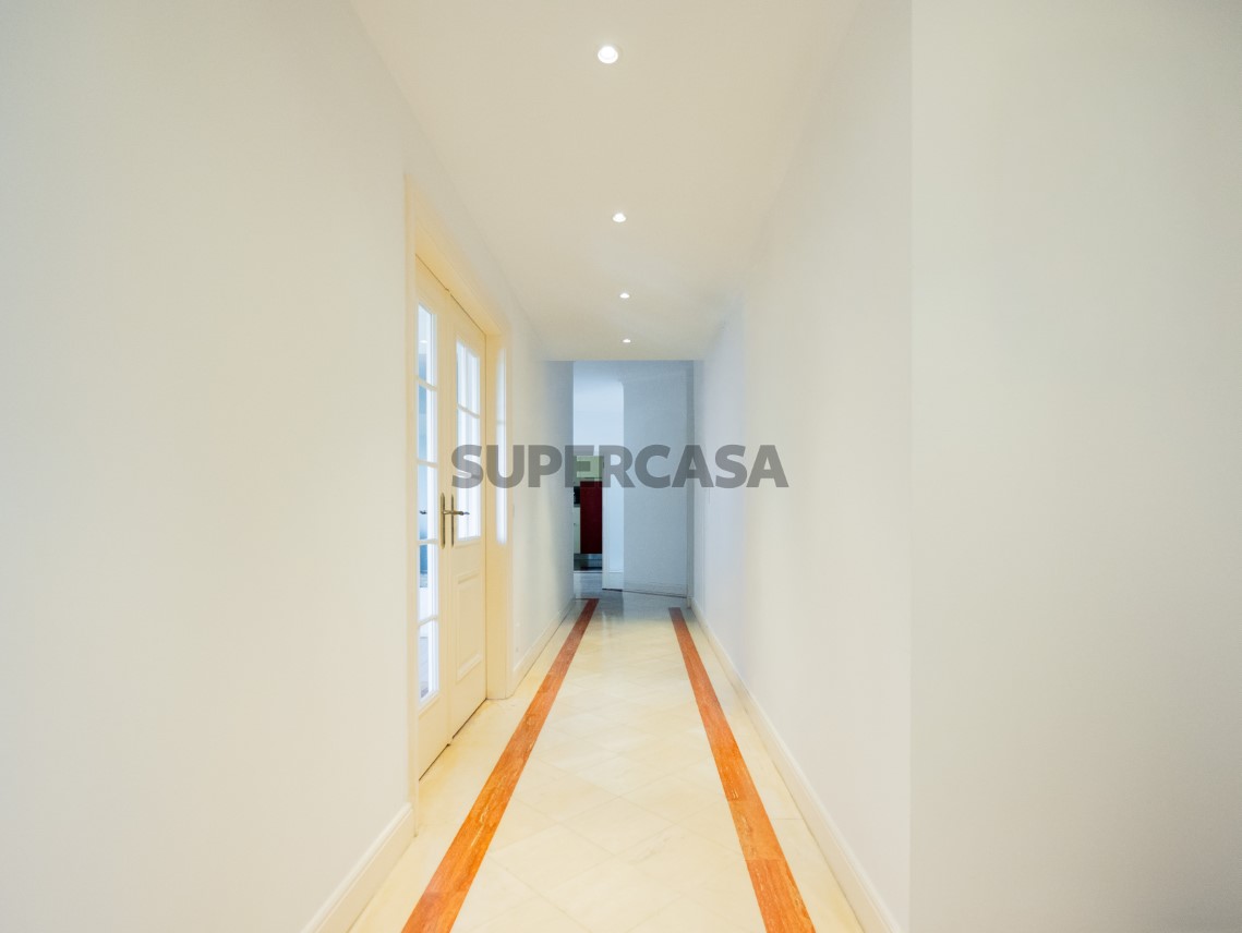 Corredor luminoso com linhas modernas e boa distribuição, Moradia T4 + 1 | Cascais