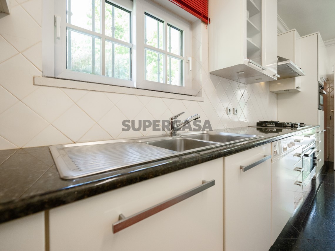 Cozinha equipada com boa arrumação e luz natural, Moradia T4 + 1 | Cascais