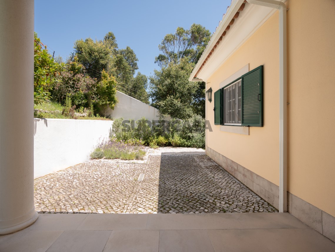 Exterior da moradia com zona de circulação e envolvente verde, Moradia T4 + 1 | Cascais