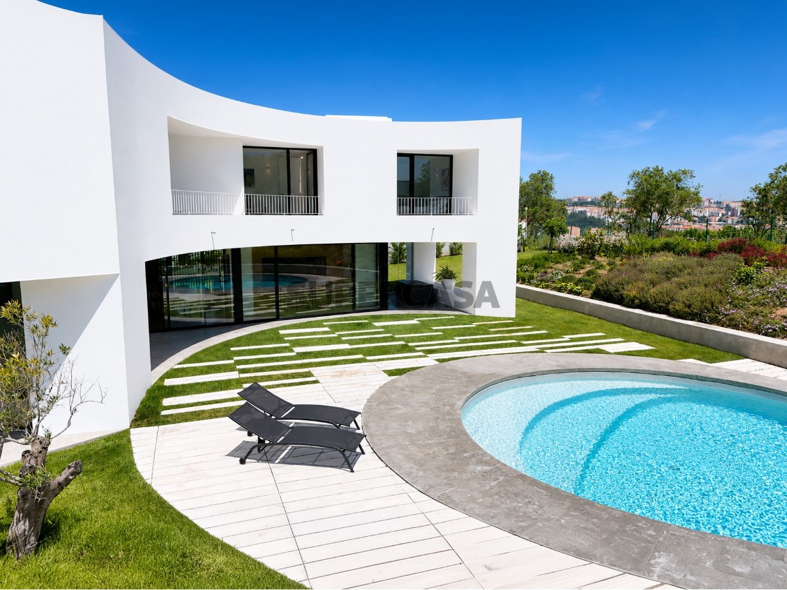 Villa contemporánea con piscina exterior en Oeiras
