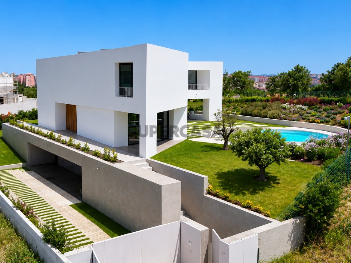 Fachada de una casa moderna con jardín en Oeiras