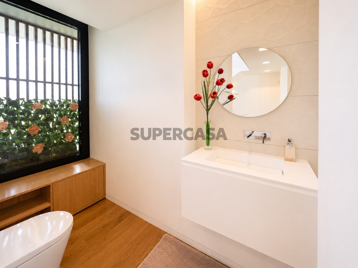 Salón interior con escaleras y luz natural en la villa