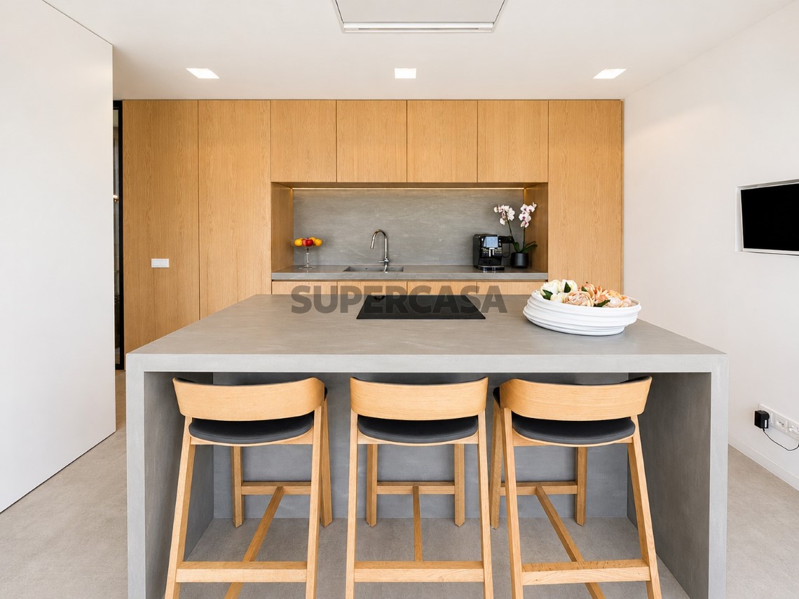 Cocina moderna con isla en la villa de lujo Oeiras