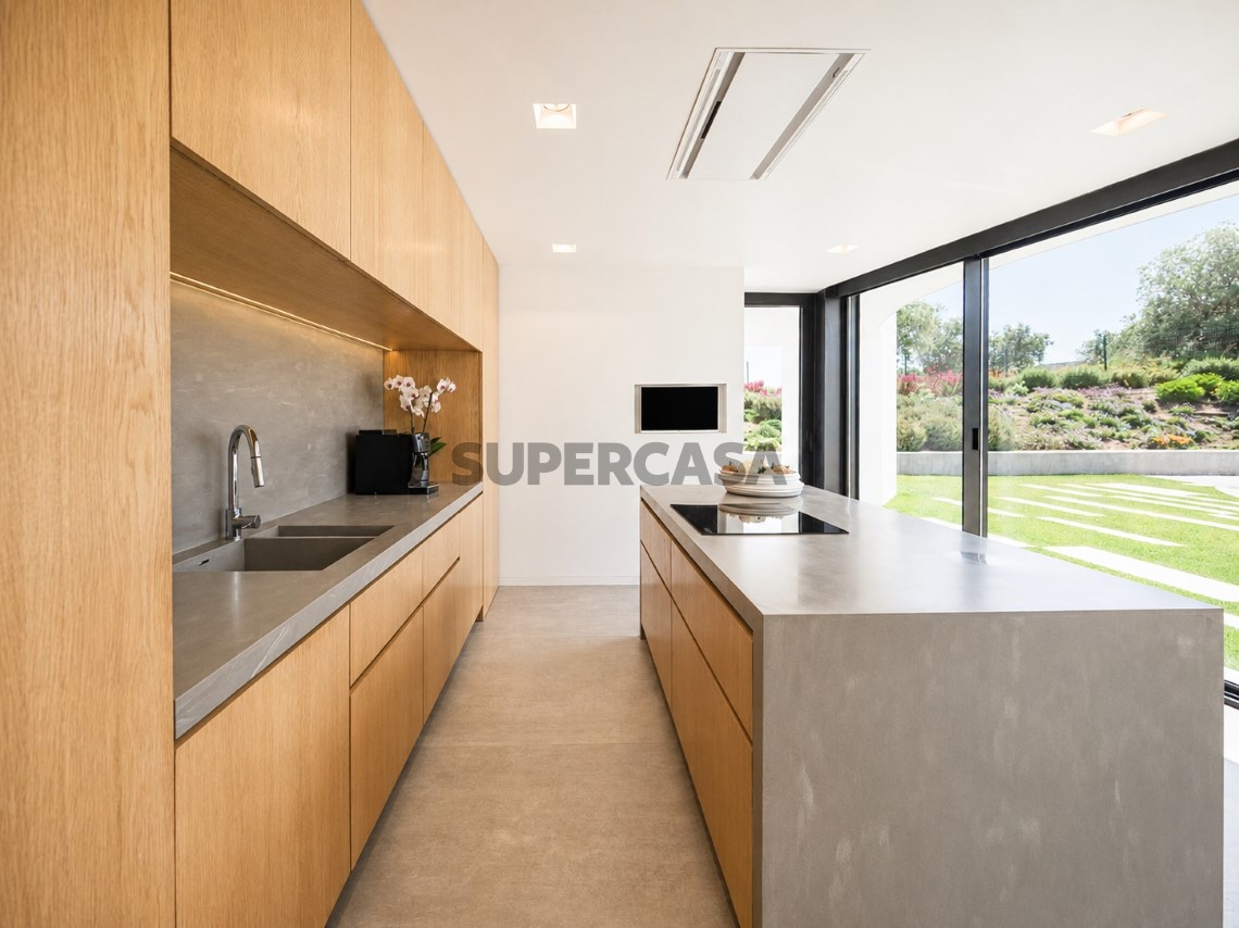 Cocina equipada con encimera central en Oeiras