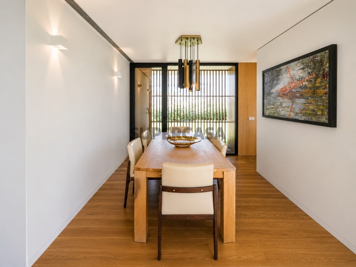 Comedor con madera y diseño contemporáneo en villa