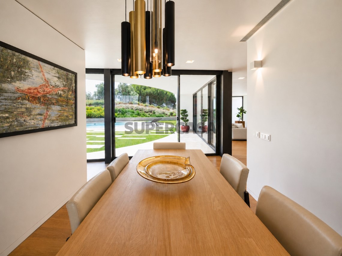 Comedor con vistas al jardín y la piscina en Oeiras