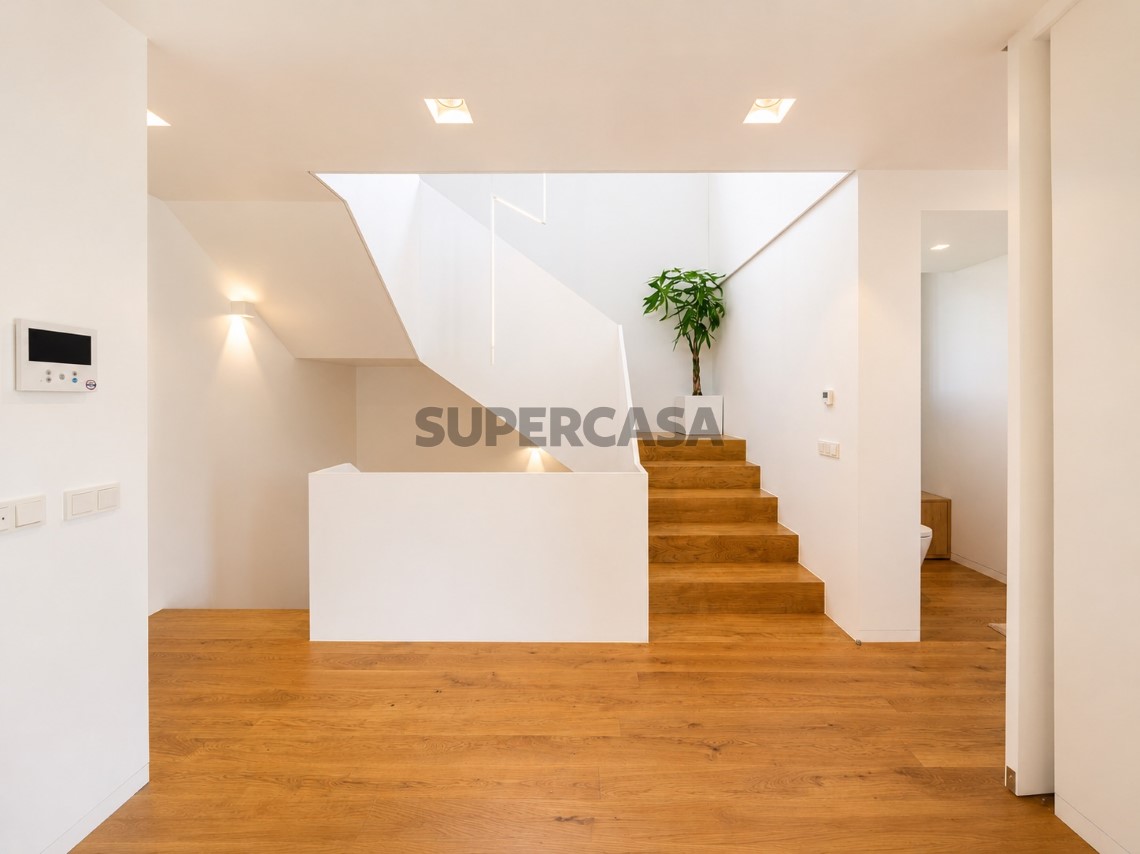 Espacio interior con suelo de madera en una villa moderna