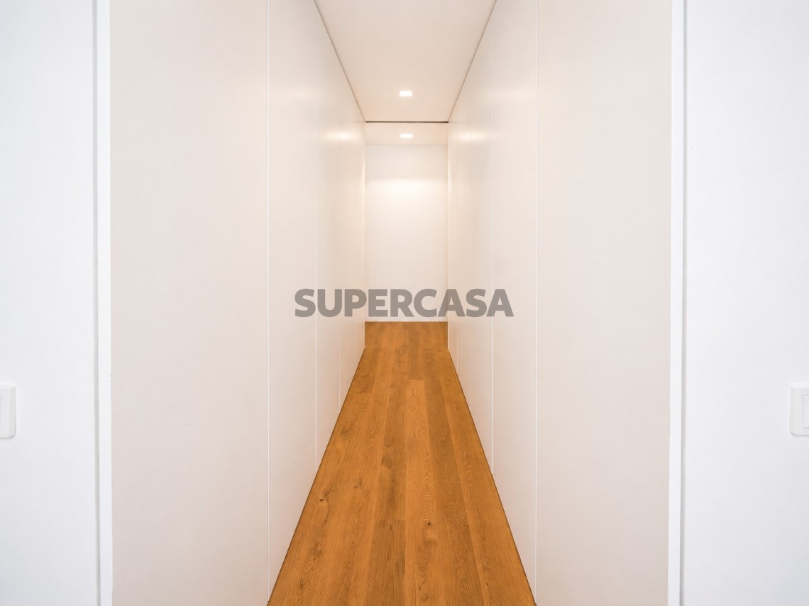 Trastero interior con diseño minimalista en Oeiras