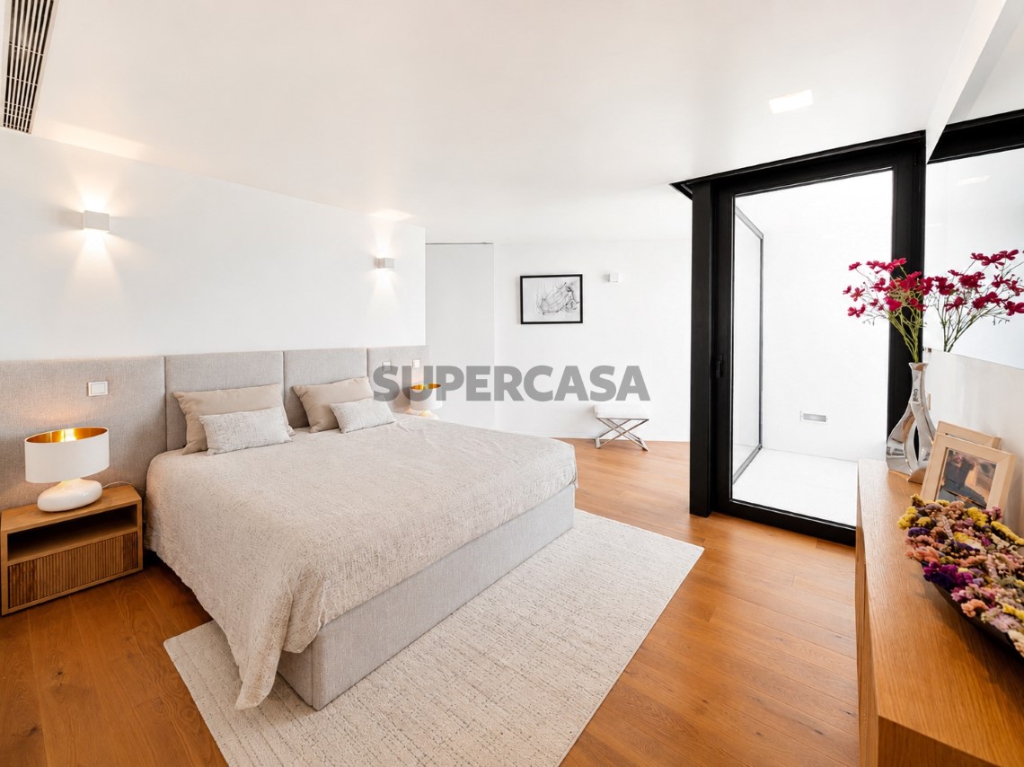 Dormitorio principal con acceso exterior en la villa y el baño