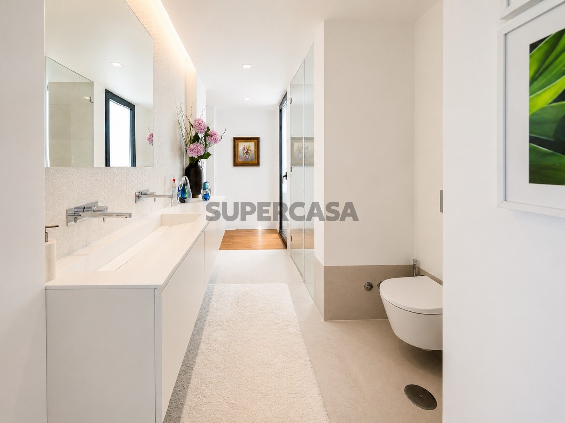 Baño moderno con vistas al invernadero y acceso al dormitorio