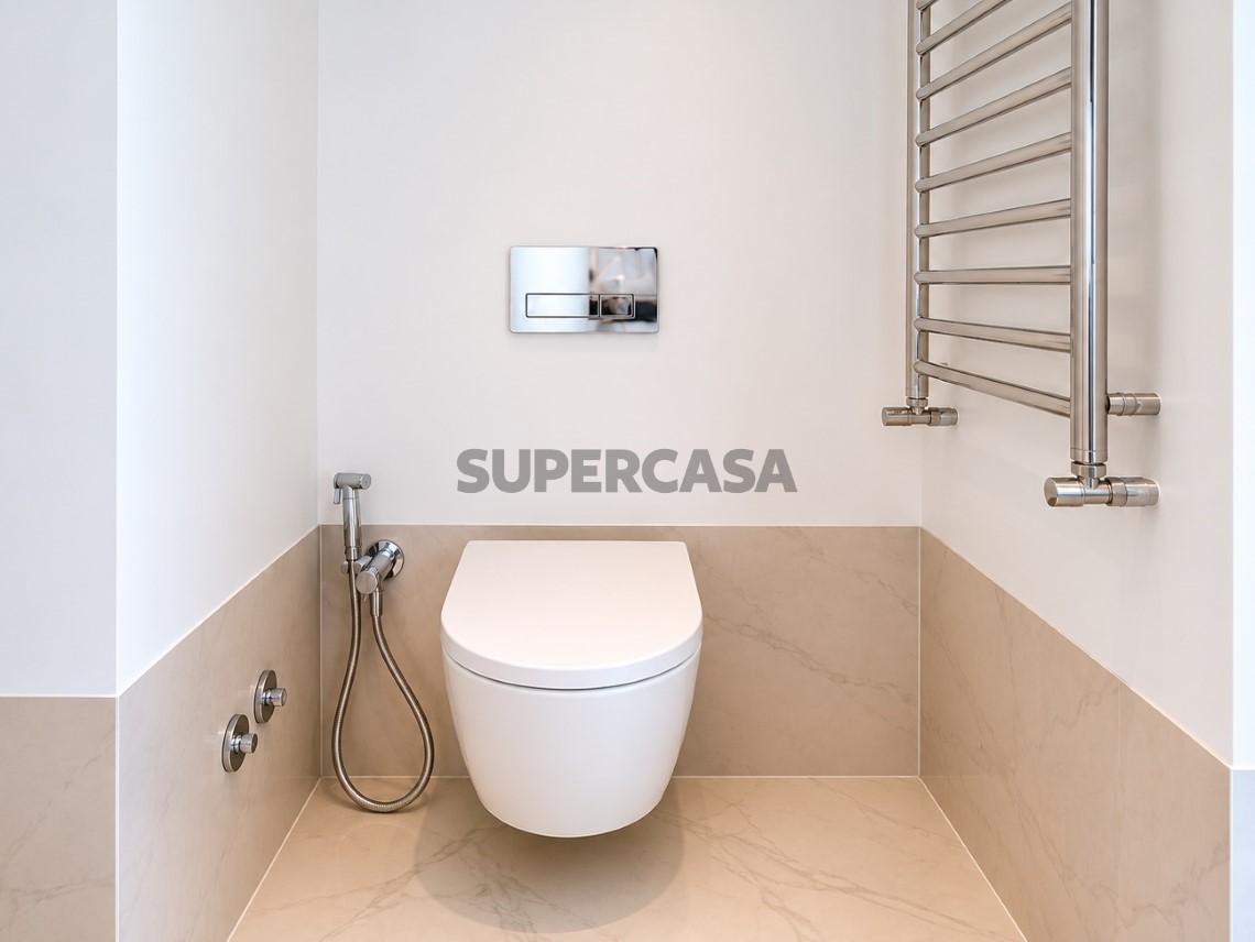 Baño con ducha y acabados modernos