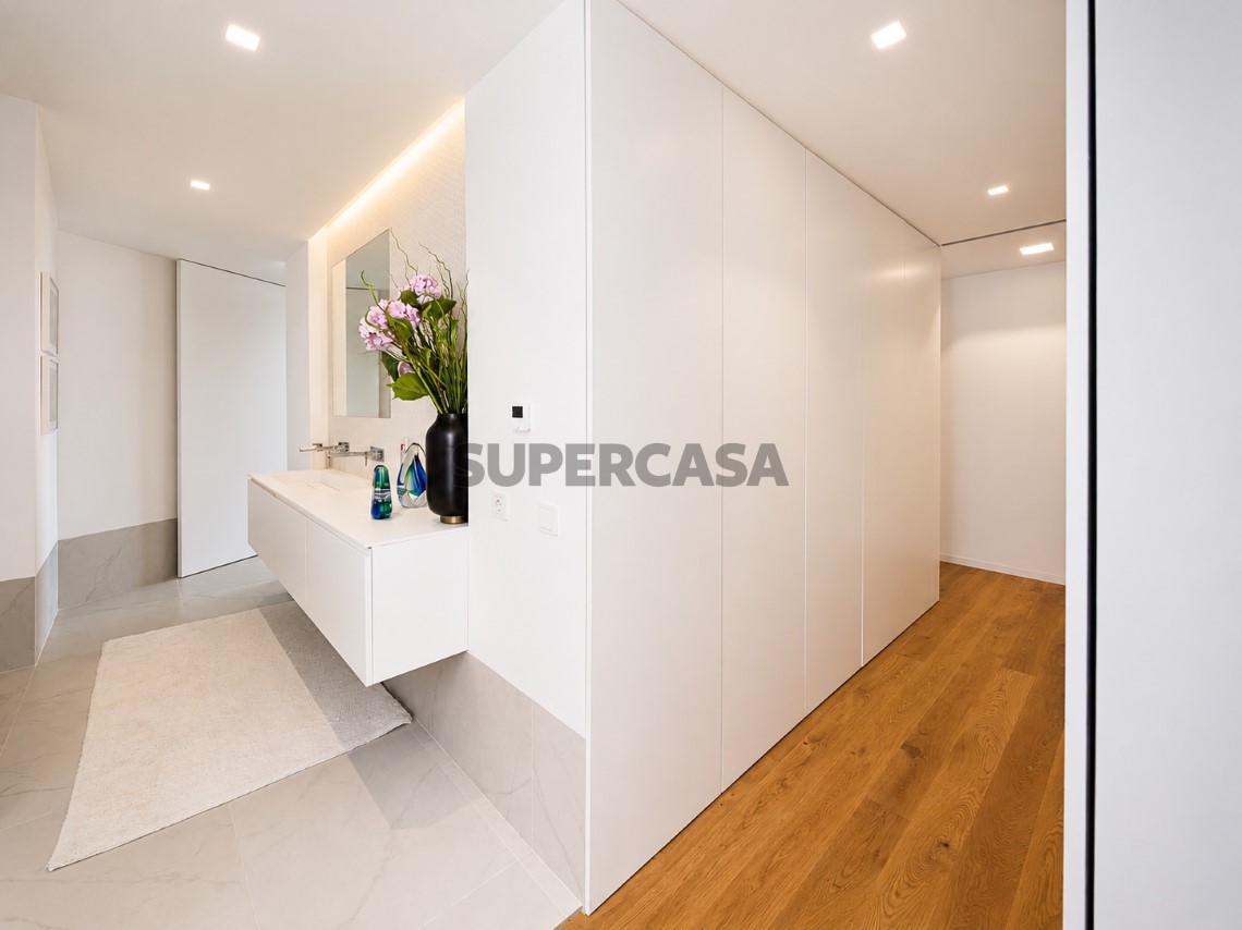 Baño con doble encimera en la villa de Oeiras