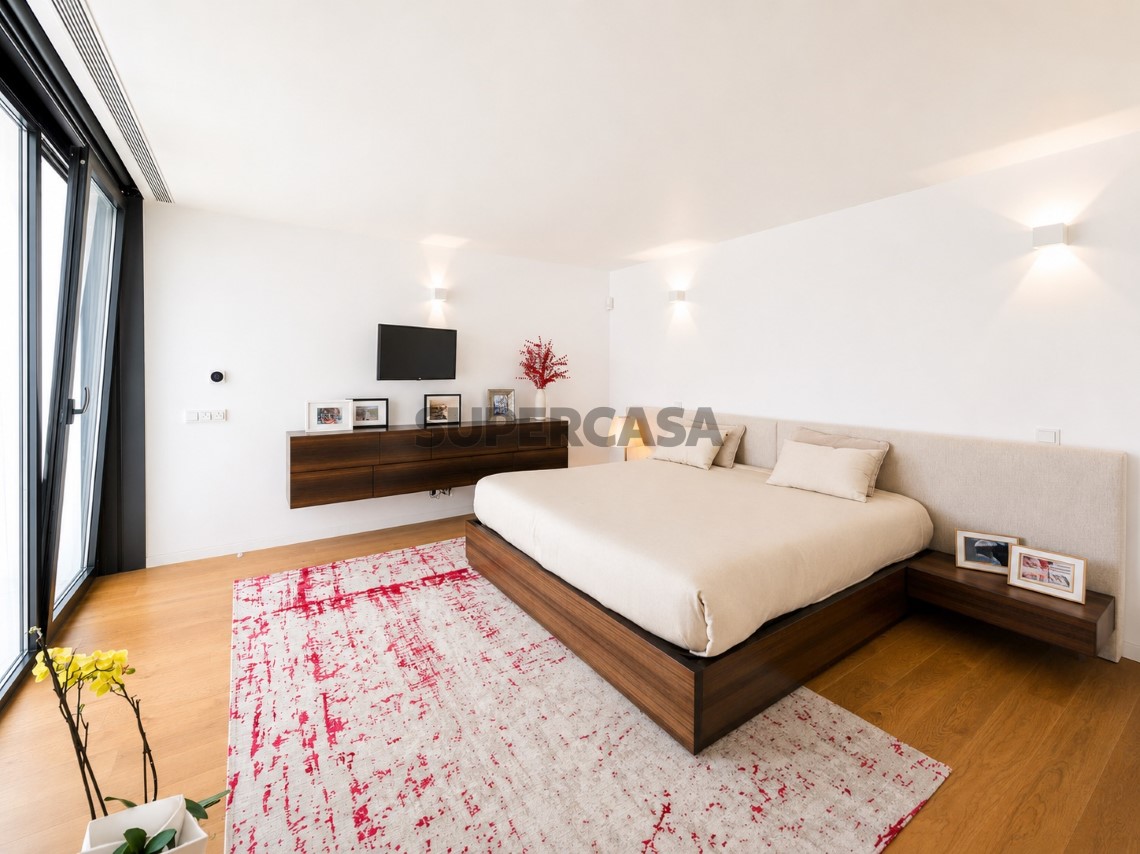 Habitación amueblada con baño privado y acceso al balcón