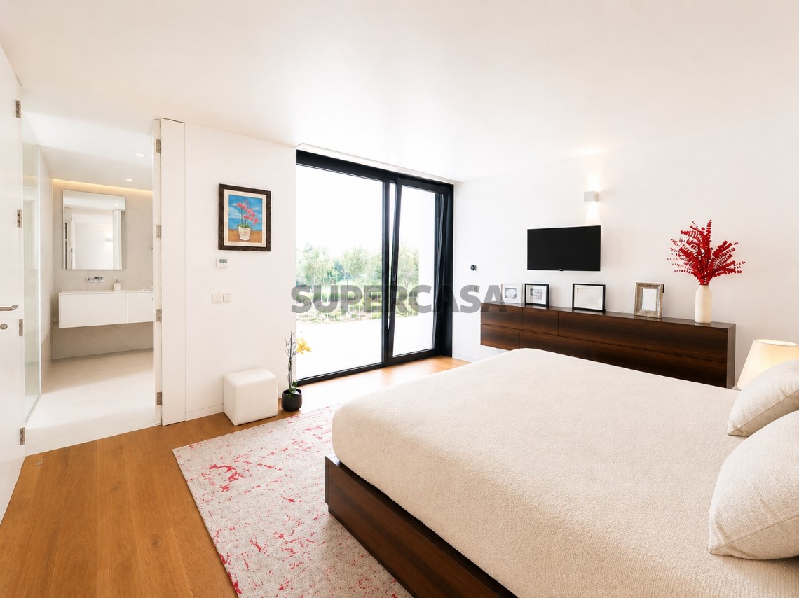 Gran sala con acceso al baño privado y a la terraza en la villa de Oeiras