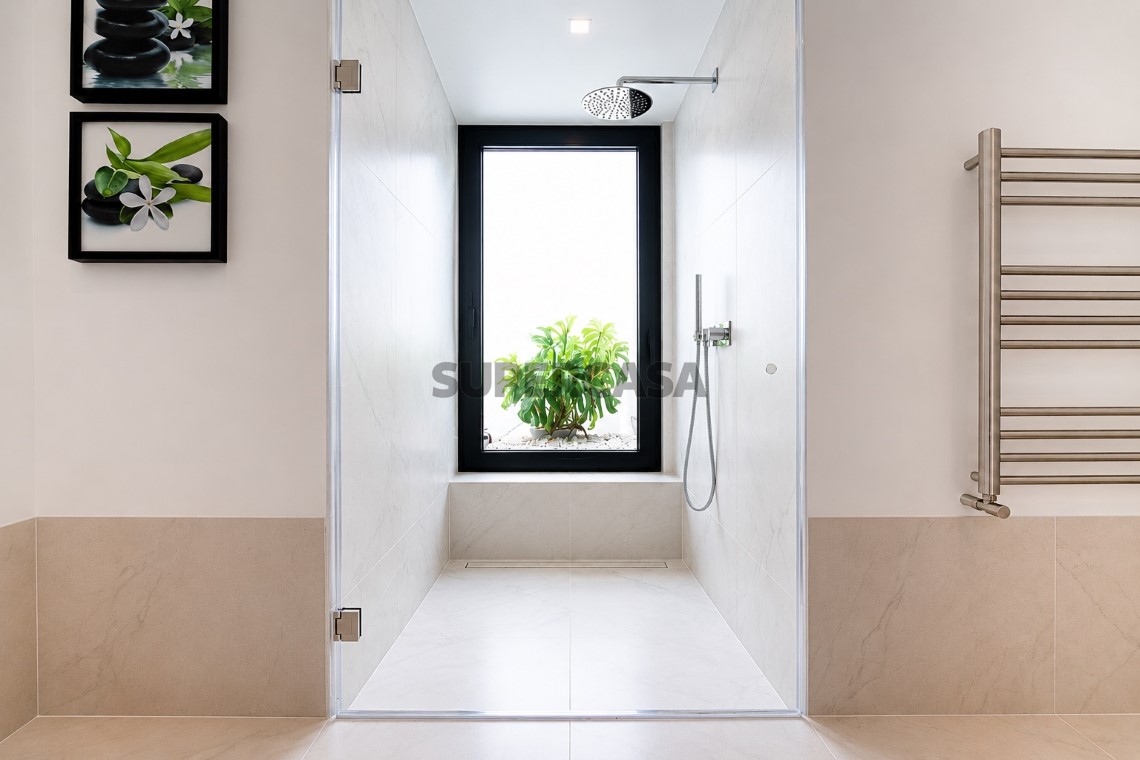 Baño privado y moderno en la villa en venta en Oeiras