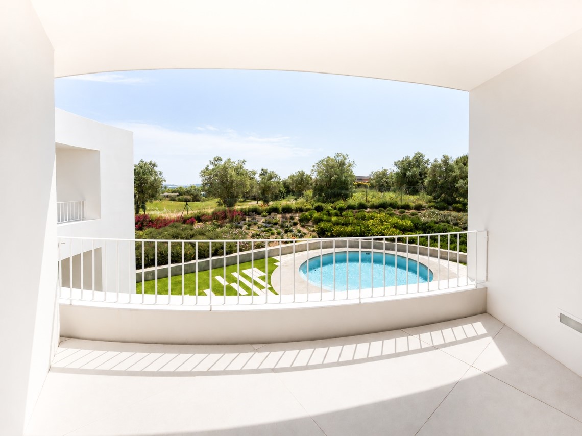 Terraza exterior con vistas a la piscina en Oeiras
