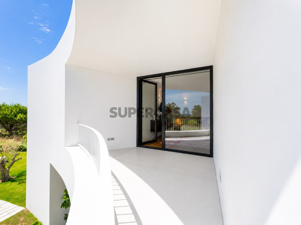 Gran balcón con vistas al jardín trasero, piscina y golf en Oeiras