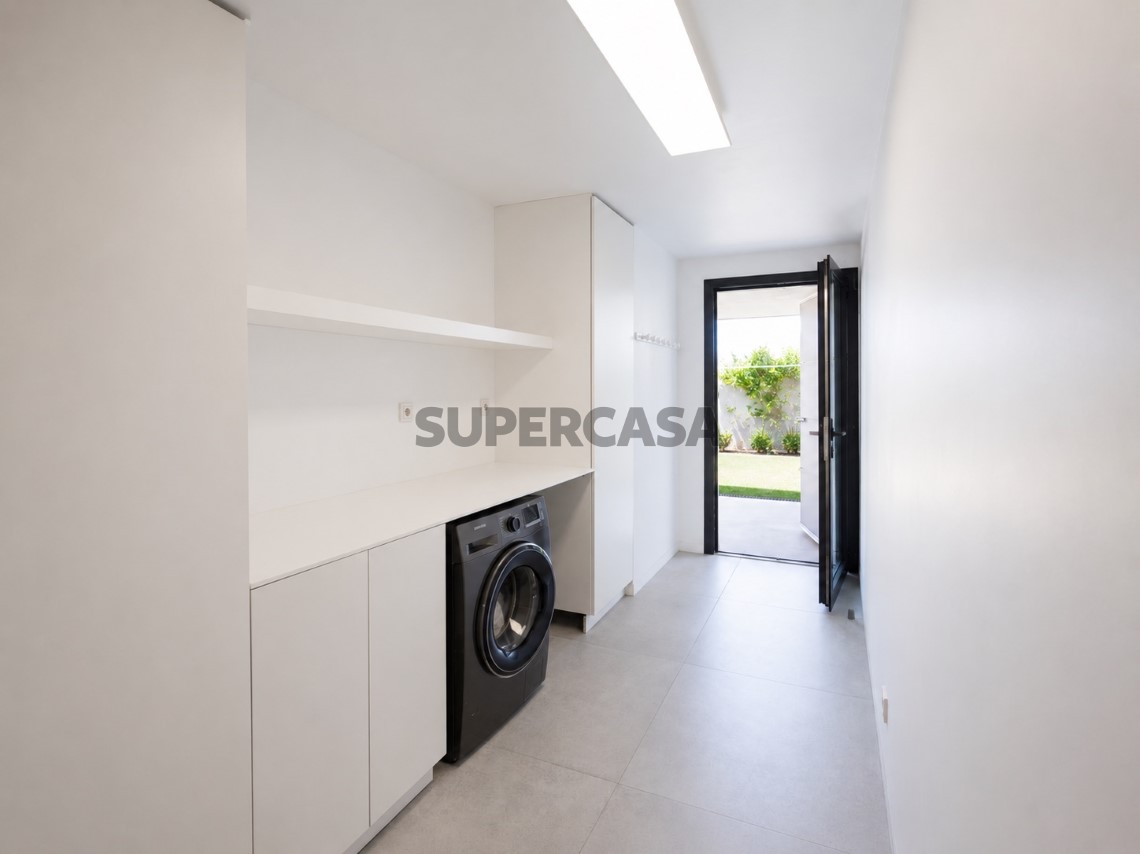 Lavandería con acceso al exterior de la villa moderna en venta