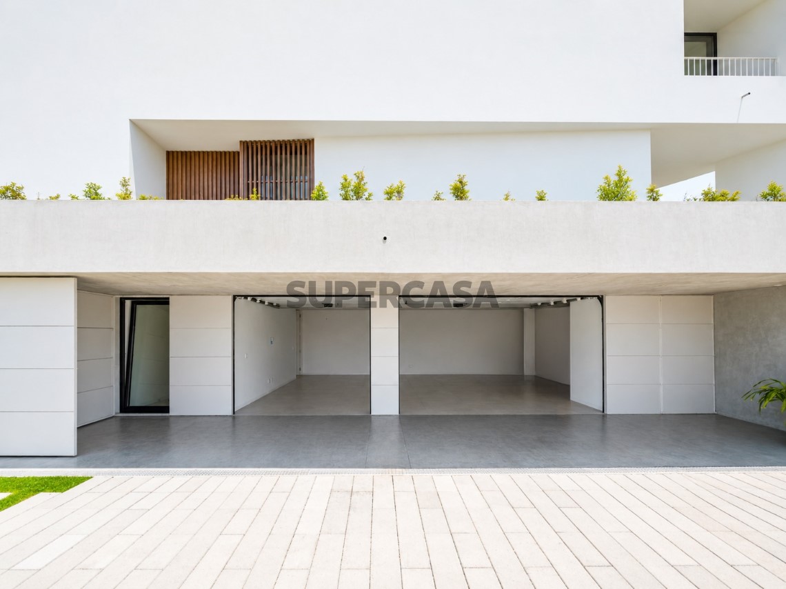 Acceso exterior a la casa con garaje y dos portones